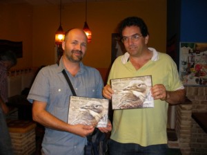 Mariano Moyano y Miguel Carrero, participantes habituales en la Bicicrítica de Pinto, con el premio Avutarda 